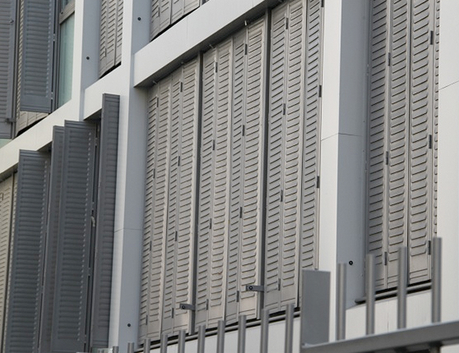 Persiennes métalliques sur mesure à Guigneville-sur-Essonne (91) - La Fermeture Parisienne project-slider-image