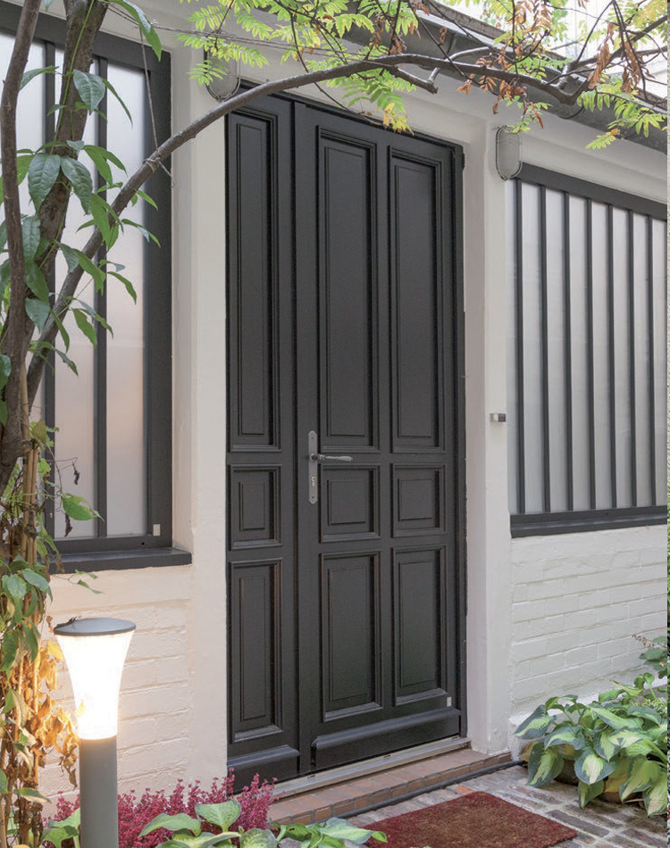 PORTE d'entrée bois ATULAM dans dans l'Essonne (91) - La Fermeture Parisienne project-slider-image